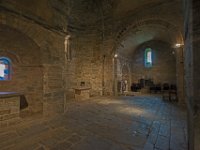 Intérieur de l'église  Dans chaque bras de la nef  est aménagée une absidiole voûtée en cul-de-four.